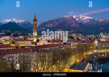 Magnifique paysage urbain aérien de la ville de Lecco le soir du printemps. Front de mer pittoresque de la ville de Lecco situé entre le célèbre lac de Côme et le pittoresque Bergame Al Banque D'Images