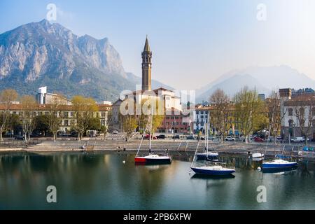 Lever de soleil aérien brumeux paysage urbain de la ville de Lecco le jour du printemps. Front de mer pittoresque de la ville de Lecco situé entre le célèbre lac de Côme et le pittoresque Bergame A. Banque D'Images