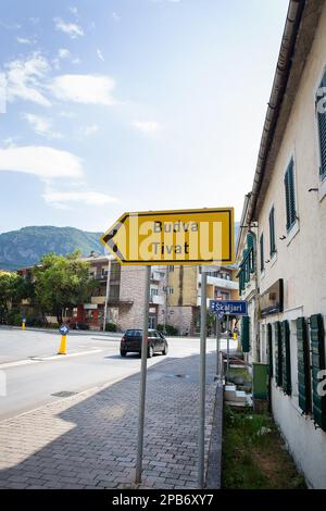 Photo d'un panneau routier avec inscription des villes de Budva et Tivat 05. 07. 2021 Kotor, Monténégro Banque D'Images