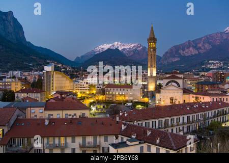 Magnifique paysage urbain aérien de la ville de Lecco le soir du printemps. Front de mer pittoresque de la ville de Lecco situé entre le célèbre lac de Côme et le pittoresque Bergame Al Banque D'Images