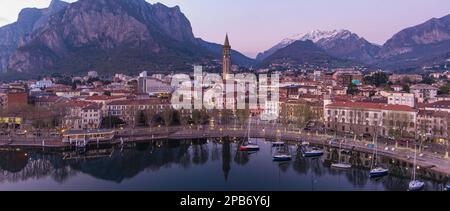 Magnifique paysage urbain aérien de la ville de Lecco le soir du printemps. Front de mer pittoresque de la ville de Lecco situé entre le célèbre lac de Côme et le pittoresque Bergame Al Banque D'Images