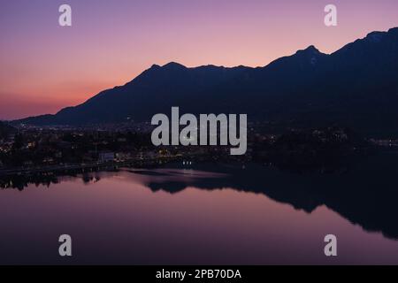 Magnifique paysage urbain aérien de la ville de Lecco le soir du printemps. Front de mer pittoresque de la ville de Lecco situé entre le célèbre lac de Côme et le pittoresque Bergame Al Banque D'Images