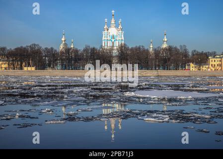 Vieille cathédrale de Smolny le jour du printemps. Saint-Pétersbourg, Russie Banque D'Images