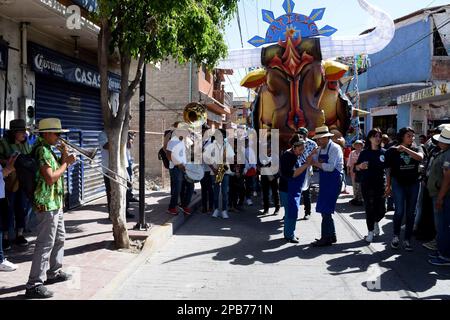 08 mars 2023, Tultepec, Mexique: Les personnes participent à l'exposition monumentale de figures de carton dans le cadre de la Foire internationale des feux d'artifice 2023 (IFF), Festiv Banque D'Images