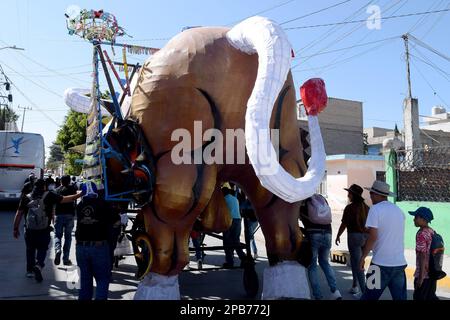 08 mars 2023, Tultepec, Mexique: Les personnes participent à l'exposition monumentale de figures de carton dans le cadre de la Foire internationale des feux d'artifice 2023 (IFF), Festiv Banque D'Images