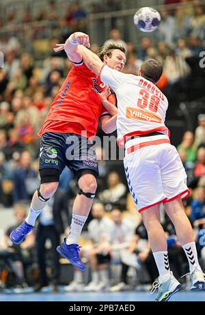 Bergen, Norvège, 12th mars 2023. L'homme du match Sander Sagosen tire au-delà d'Obrovic de Serbie dans le jeu Euro Quulifier qui a vu la Norvège obtenir une victoire 35-25 devant une foule enthousiaste à la maison. Photo Kjell Eirik Henanger, @livesportphoto Banque D'Images