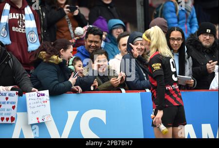 Crawley UK 12th Mars 2023 - Chloe Kelly avec des fans après le match Barclays Women's Super League entre Brighton & Hove Albion et Manchester City : Credit Simon Dack /TPI/ Alay Live News Banque D'Images