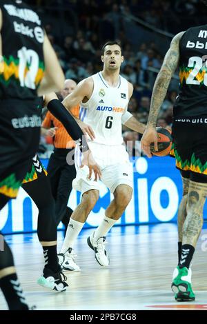 Madrid, Espagne. 12th mars 2023. Le joueur Alberto Abalde du Real Madrid vu en action pendant le match de la Ligue de basketball de l'ACB entre le Real Madrid et le panier Surne Bilbao joué au Wizcenter de Madrid. Score final; Real Madrid 86:65 Panier Surne Bilbao (photo par Atilano Garcia/SOPA Images/Sipa USA) crédit: SIPA USA/Alay Live News Banque D'Images