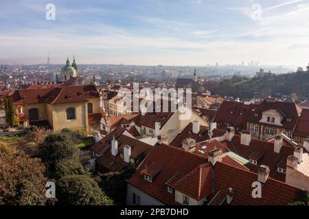 Panorama de la capitale de Prague, République tchèque le matin brouillard avec maisons et cathédrale du château de Prague Banque D'Images