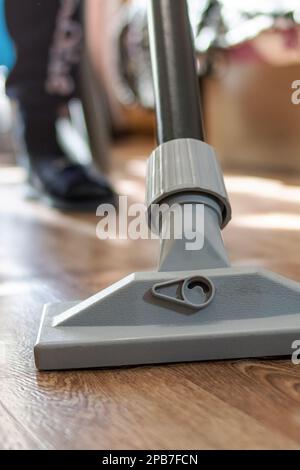 Brosse pour aspirateur sur parquet, à la lumière du soleil Banque D'Images