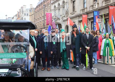 Londres, Royaume-Uni, 12th mars 2023. Des foules se sont rassemblées alors que le maire de Londres, Sadiq Khan, dirigeait la Parade pour le festival annuel de la St Patrick, dans le centre de Londres, au Royaume-Uni. Crédit : Monica Wells/Alay Live News Banque D'Images