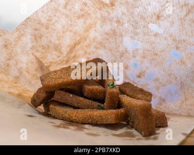 Croûtons de seigle à l'ail Toasterd dans le papier d'emballage, nourriture de rue Banque D'Images