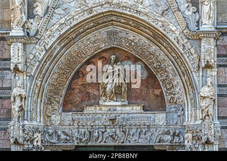 La lunette finement décorée, avec la statue bas-relief de la Madonna assise sur le trône avec l'enfant, de la cathédrale de Messine. Sicile Banque D'Images