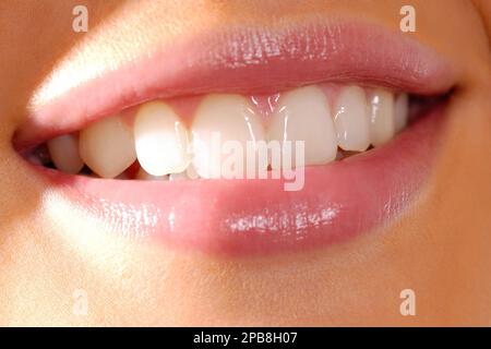 La bouche souriante d'une femme et ses dents saines Banque D'Images