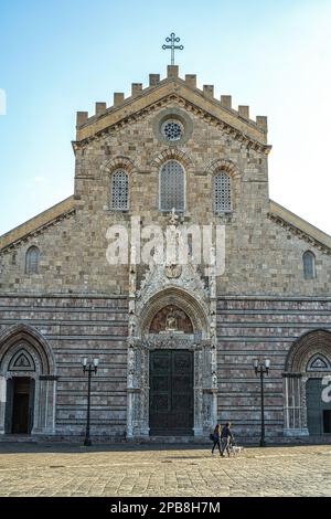 La façade de la basilique de Santa Maria Assunta dans le centre historique de Messine. Messine, Sicile, Italie, Europe Banque D'Images