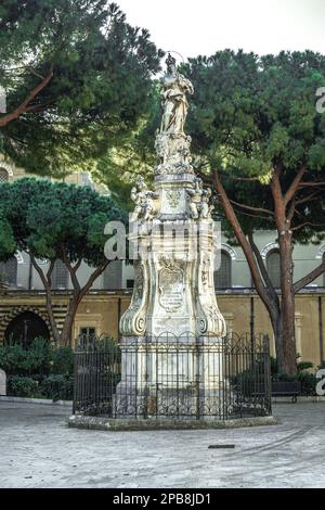 Statue de l'Immaculée conception, située sur une petite place sur le côté de la basilique de Santa Maria Assunta. Messina, Sicile, Italie Banque D'Images