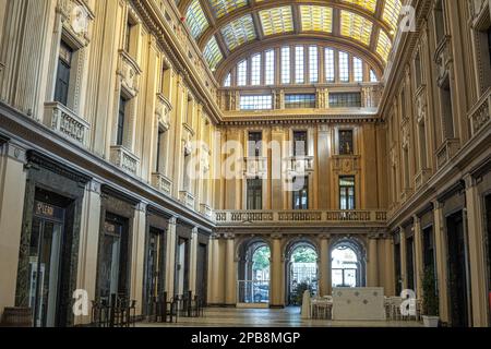 Intérieur de la galerie dédiée à Vittorio Emanuele III avec les vitraux plafonds dans le style Liberty typique de la ville. Messine, Sicile Banque D'Images