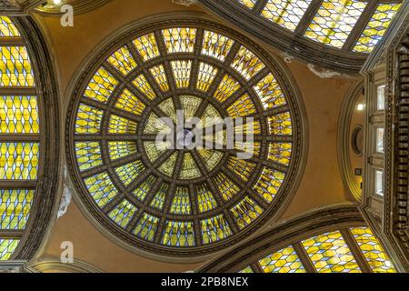 Intérieur de la galerie dédiée à Vittorio Emanuele III avec les vitraux plafonds dans le style Liberty typique de la ville. Messine, Sicile Banque D'Images