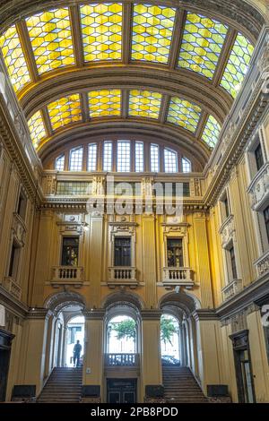 Intérieur de la galerie dédiée à Vittorio Emanuele III avec les vitraux plafonds dans le style Liberty typique de la ville. Messine, Sicile Banque D'Images