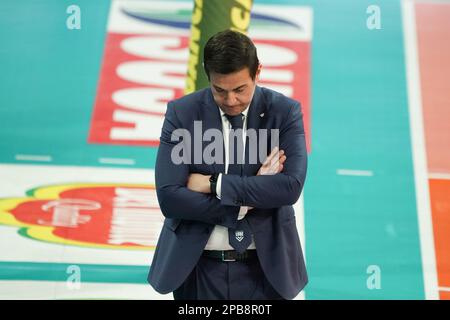 Pala Barton, Pérouse, Italie, 12 mars 2023, Blengini gianlorenzo (entraîneur cucine Lube civitanova) déçu pendant Sir Safety Susa Perugia vs Cucine Lube Civitanova - Volleyball Italien Serie A Men SuperLeague Championship Championship Banque D'Images