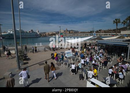 Une vue générale des personnes qui boivent et mangent à l'extérieur d'une terrasse d'un bar à la promenade muelle uno pendant une chaude journée de printemps. Le bon temps et les températures élevées ont fait les plages le long de la côte andalouse plein. L'agence de météorologie espagnole a mis en garde contre un épisode inhabituel de températures élevées au cours des prochains jours, avec des températures qui pourraient atteindre plus de 30 degrés. Banque D'Images