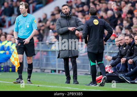 12-03-2023: Sport: PSV / Cambuur EINDHOVEN, PAYS-BAS - MARS 12: Entraîneur-chef Ruud van Nistelrooij (PSV Eindhoven) et 4th officiel Martin Perez dur Banque D'Images