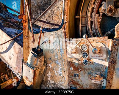 Cabine conducteur d'une ancienne pelle hydraulique décaissée depuis un certain temps. Un lieu perdu, tourné avec une netteté de détail très élevée. Banque D'Images