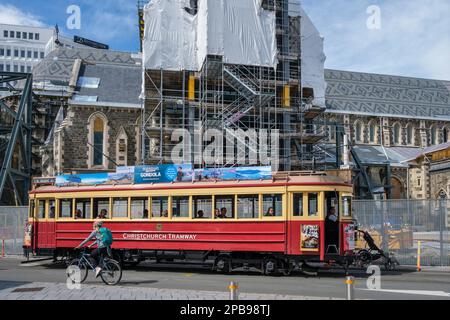 Un tramway passant par la cathédrale de Christchurch faisant l'objet d'importantes réparations structurelles causées par le tremblement de terre de 2011, Christchurch, South Island, Nouvelle-Zélande, 2022 Banque D'Images