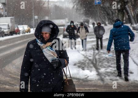 Moscou, Russie. 12th mars 2023. Personnes marchant dans un quartier résidentiel de Moscou pendant une chute de neige et un vent violent, Russie Banque D'Images