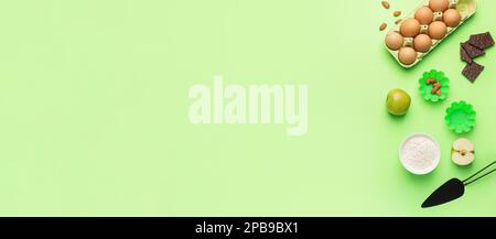 Ingrédients pour la préparation de la boulangerie sur fond vert avec espace pour le texte Banque D'Images