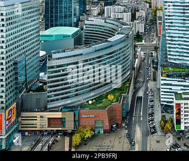 Varsovie. Złota 44 bâtiment résidentiel et Złote Tarasy centre commercial. C'est un lieu commercial très exclusif à Varsovie.photo en couleur discrète. Banque D'Images