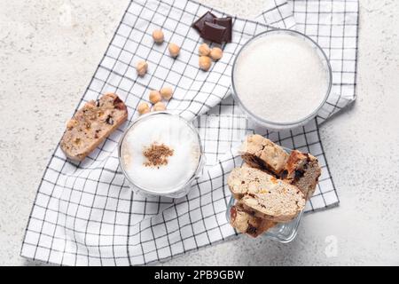 Délicieux biscuits en biscotti, noisettes, chocolat et tasse de café sur serviette Banque D'Images