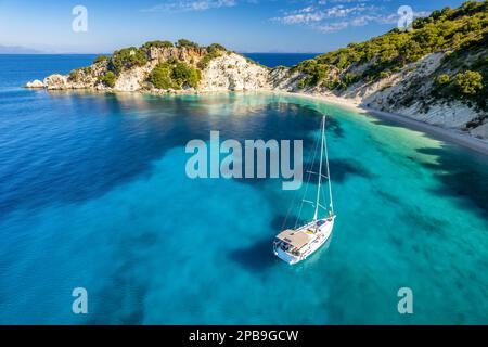 Photo aérienne d'un yacht amarré à Itaca, Grèce Banque D'Images