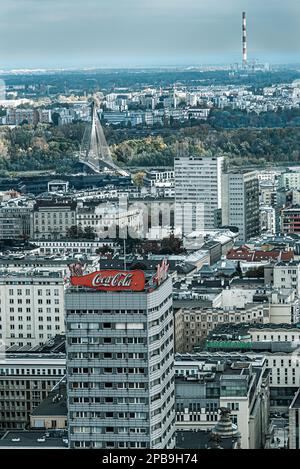 Varsovie, Pologne. Vue sur les bâtiments et le pont de Świętokrzyski - le premier pont de câbles à Varsovie au-dessus de la Vistule.photo couleur muette Banque D'Images