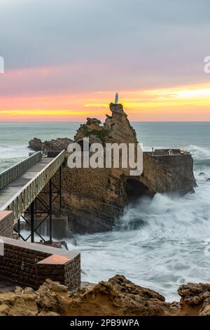 Rocher de la Vierge paysage marin au coucher du soleil - Biarritz, France Banque D'Images
