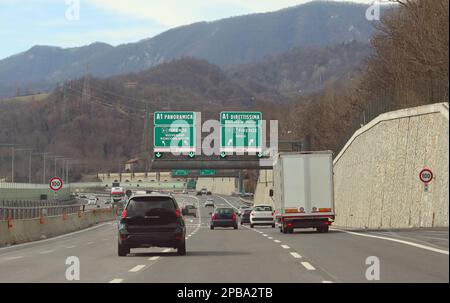 Jonction de l'Italie Autostrada avec des localités près de Florence et quelques véhicules à moteur Banque D'Images