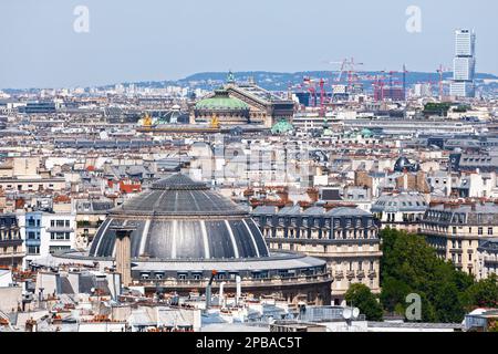 Paris, France - 07 septembre 2016 : vue aérienne de la Bourse du Commerce avec derrière, de l'Opéra Garnier et de la Cité judiciaire de Paris. Banque D'Images