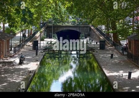 Paris, France - 17 juillet 2017 : le canal Saint-Martin est un canal de 4,5 km de long à Paris. Il relie le canal de l'Ourcq à la Seine et coule Banque D'Images