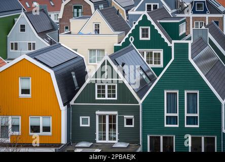 Maisons hollandaises pittoresques aux façades en bois, toits de maisons hollandaises modernes aux panneaux solaires Banque D'Images
