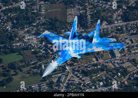 Avion de chasse Sukhoi su-27 Funker 39 Bleu de l'armée de l'air ukrainienne survolant la Belgique. Banque D'Images