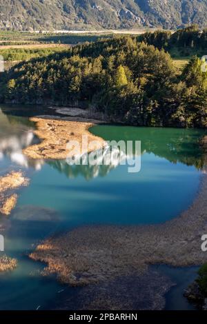Ibanez Valle de la rivière, Mirador Confluencia avec le reflet de la Cordillera Castillo, Carretera Austral, Patagonie Banque D'Images
