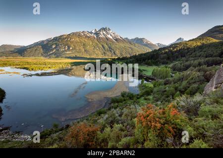Cordillera Castillo se reflète dans le fleuve Ibanez avec le feu buisson chilien, Mirador Confluencia, Carretera Austral près de Lago Verde, Patagonie Banque D'Images