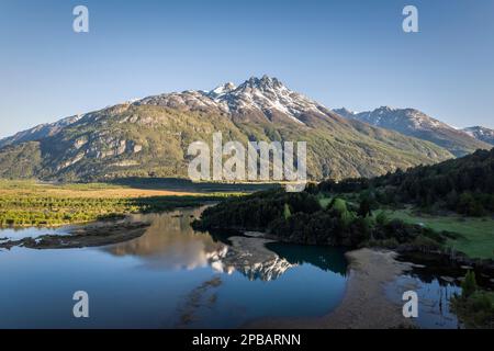 Cordillera Castillo se reflète dans la rivière Ibanez Mirador Confluencia, Carretera Austral près de Lago Verde, Patagonie Banque D'Images