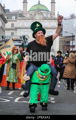 Londres, Royaume-Uni. 12th mars 2023. Un participant à la tenue de lepretchun. Le défilé annuel de la St Patrick traverse le centre de Londres pour célébrer la communauté irlandaise et la culture et l'héritage irlandais de Londres. Des participants se sont notamment réunis en costumes, en groupes de marche, en patchanterie et bien plus encore, sous la surveillance de spectateurs le long du parcours. Credit: Imagetraceur/Alamy Live News Banque D'Images