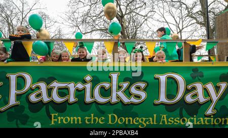 Londres, Royaume-Uni. 12th mars 2023. Les jeunes danseurs irlandais de l'Association Donegal sont impatients de commencer la parade. Le défilé annuel de la St Patrick traverse le centre de Londres pour célébrer la communauté irlandaise et la culture et l'héritage irlandais de Londres. Des participants se sont notamment réunis en costumes, en groupes de marche, en patchanterie et bien plus encore, sous la surveillance de spectateurs le long du parcours. Credit: Imagetraceur/Alamy Live News Banque D'Images