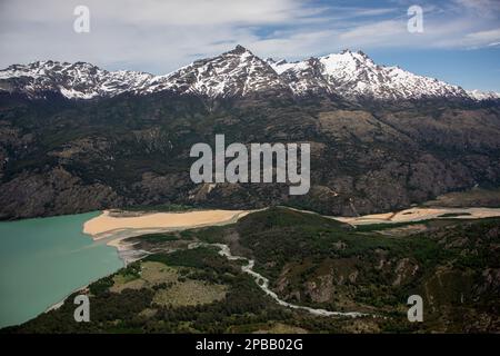 Rio Soler avec Estero Pina et cordon Soler, Aysen, Chili Banque D'Images