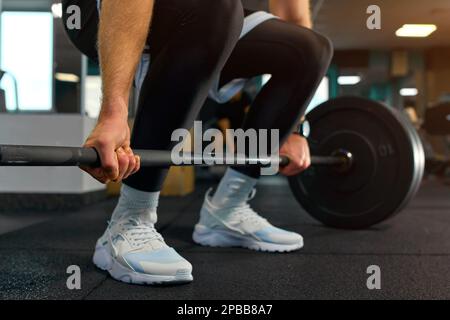 un homme blond fait de l'exercice dans la salle de gym Banque D'Images