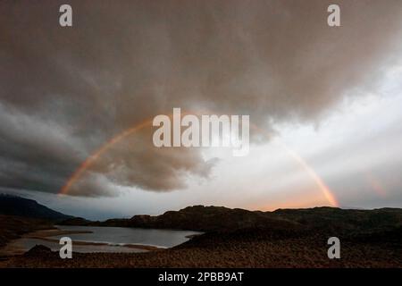 Arc-en-ciel avec nuages de tempête au lever du soleil, Valle Chacabuco, Patagonie Banque D'Images