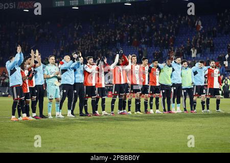 ROTTERDAM - les joueurs de Feyenoord applaudissent aux supporters après le match de première ligue hollandais entre Feyenoord et le FC Volendam au stade de Kuip de Feyenoord sur 12 mars 2023 à Rotterdam, pays-Bas. ANP PIETER STAM DE JONGE Banque D'Images