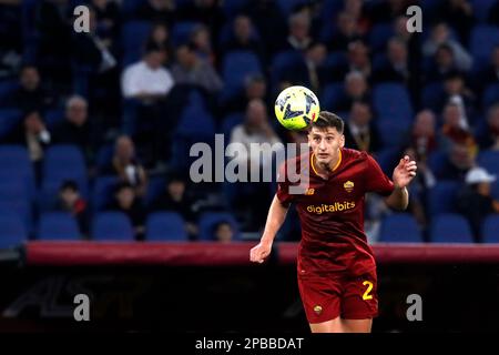 Rome, Italie. 12th mars 2023. Marash Kumbulla, d'AS Roma, dirige le ballon lors de la série Un match de football entre Roma et Sassuolo au stade olympique de Rome, Rome, Italie, 12 mars 2023. Crédit: Riccardo de Luca - mise à jour des images/Alamy Live News Banque D'Images